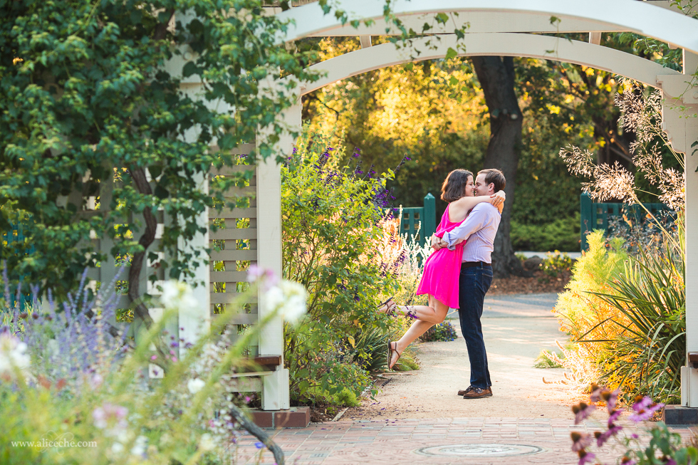 palo-alto-engagement-photographer-alice-che-gamble-gardens-spinning-couple