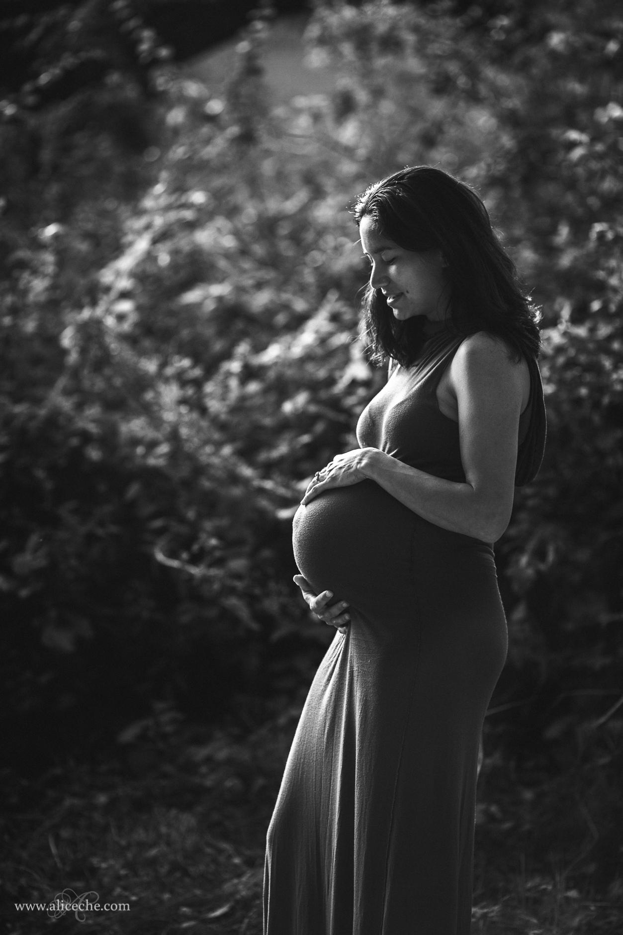 windy-hill-maternity-session-palo-alto-photographer-pregnant-mama-looking-at-belly