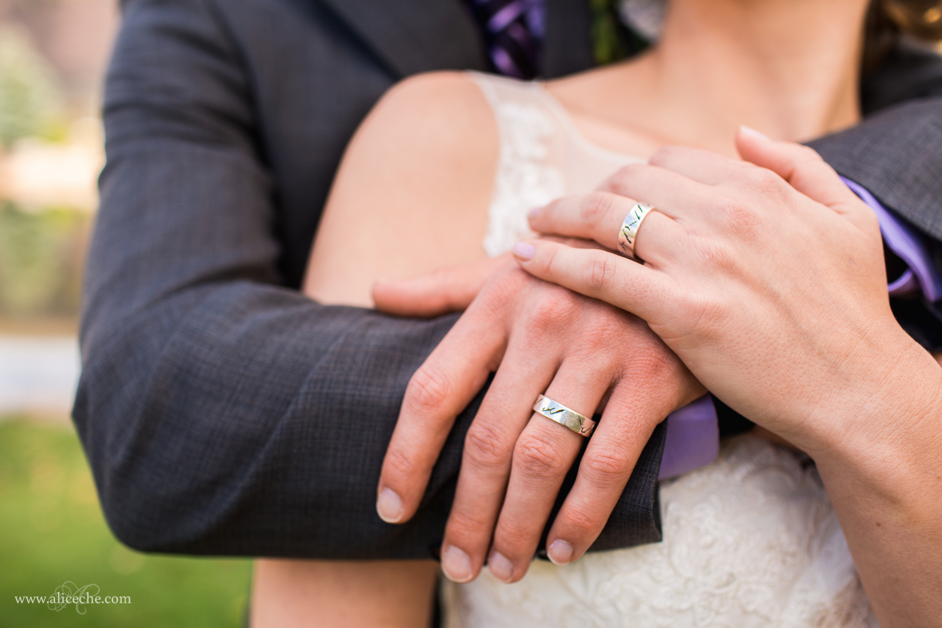 eagle-vail-wedding-san-francisco-bay-area-photographer-alice-che-hands-rings-intimate
