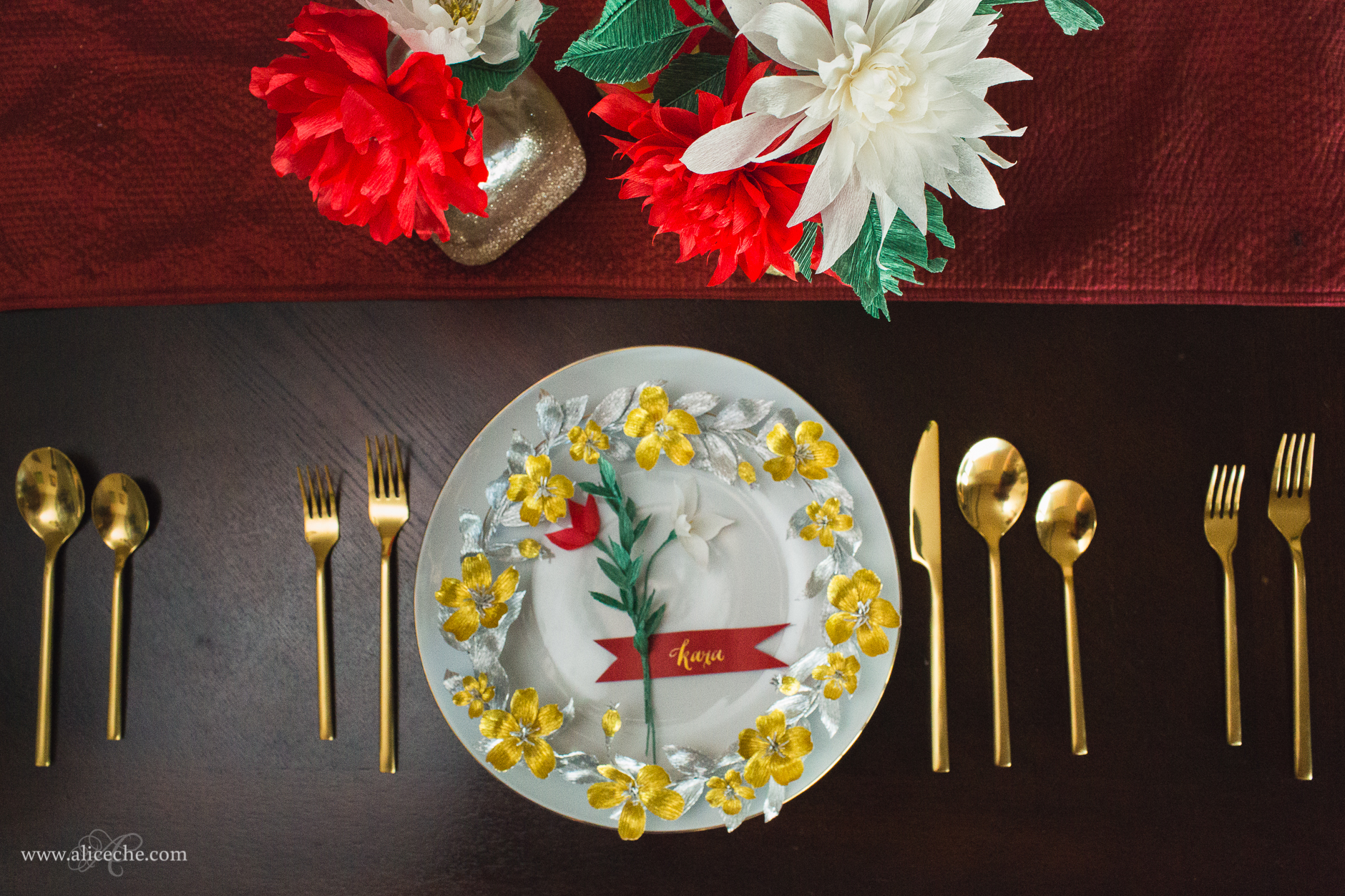 alice-che-photography-christmas-wedding-place-setting-gold-cutlery