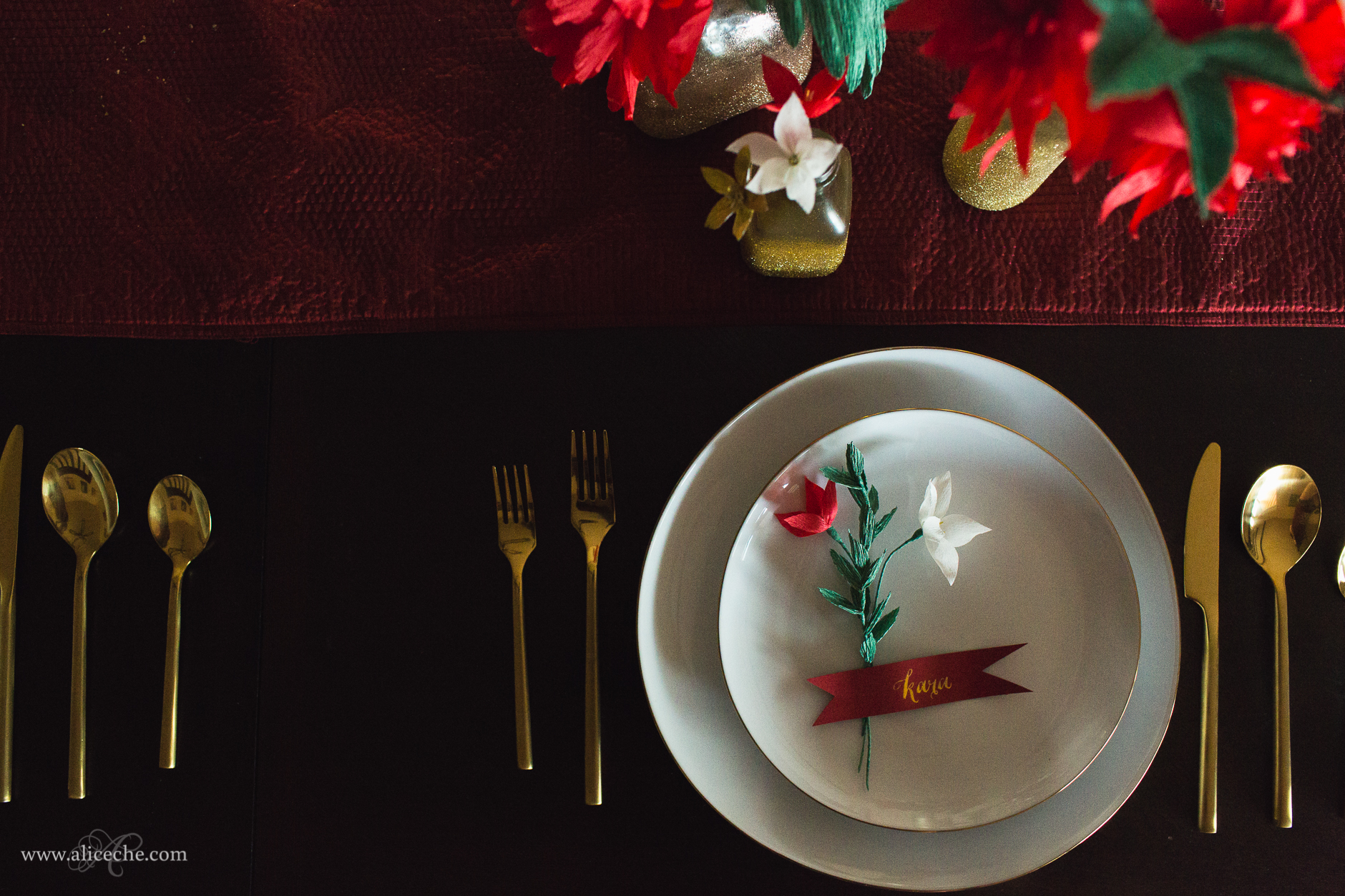 alice-che-photography-christmas-wedding-place-setting-gold-red-white