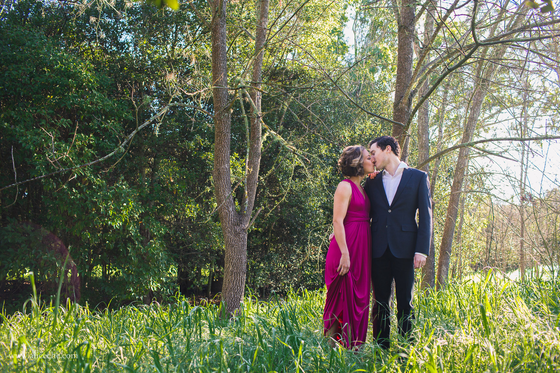 alice-che-photography-palo-alto-anniversary-session-couple-kissing-in-meadow