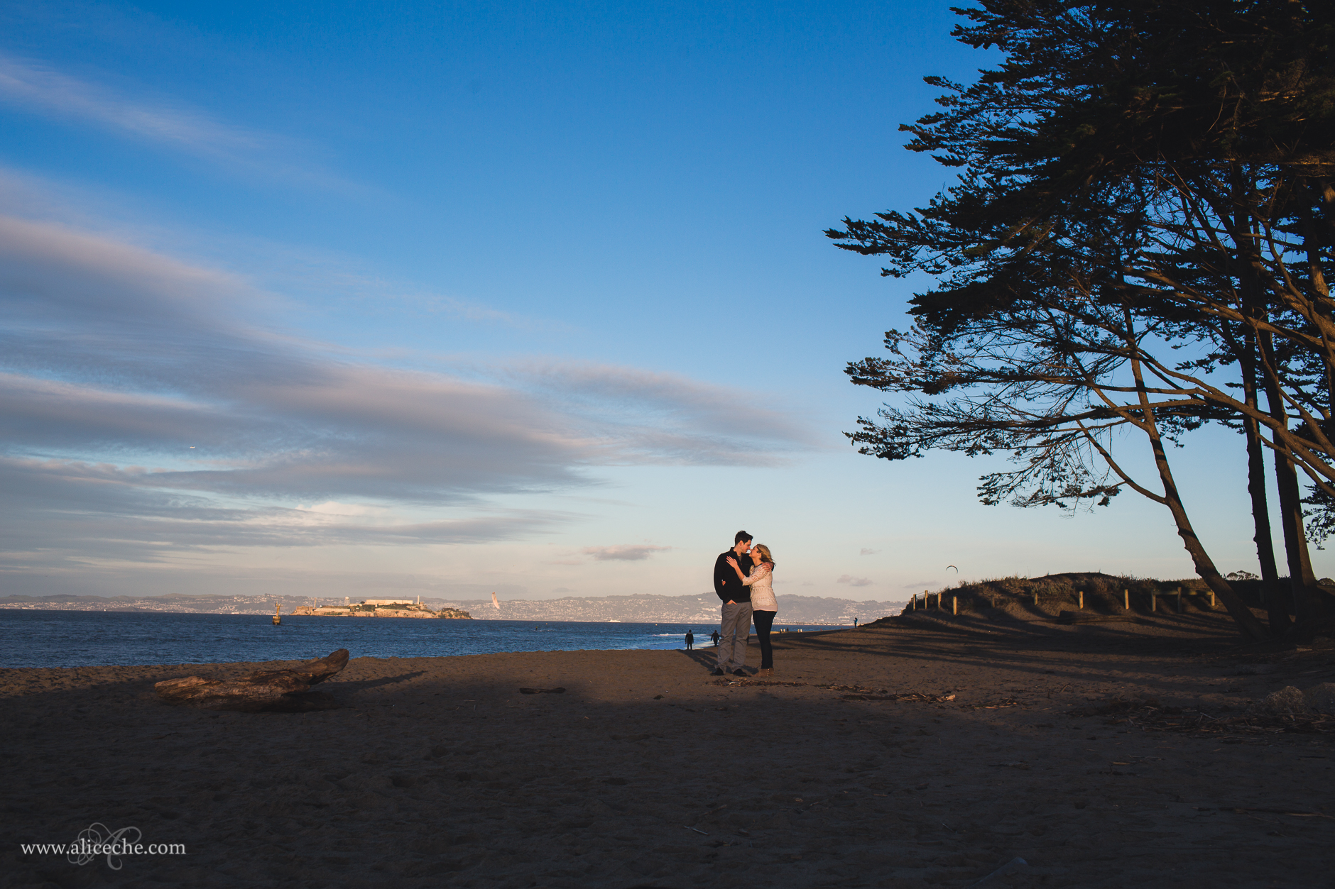 alice-che-photography-san-francisco-engagement-shoot-crissy-field-hugging-couple