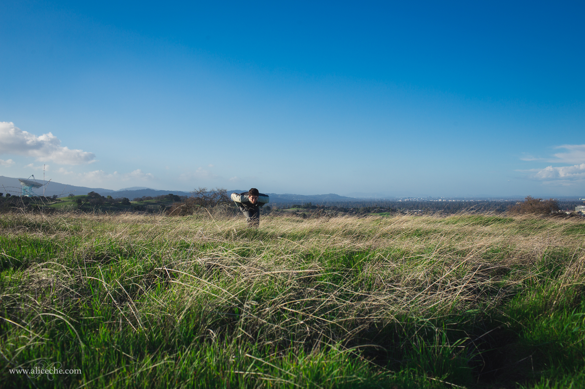 alice-che-photography-stanford-dish-goofy-guy-hiding-in-grass