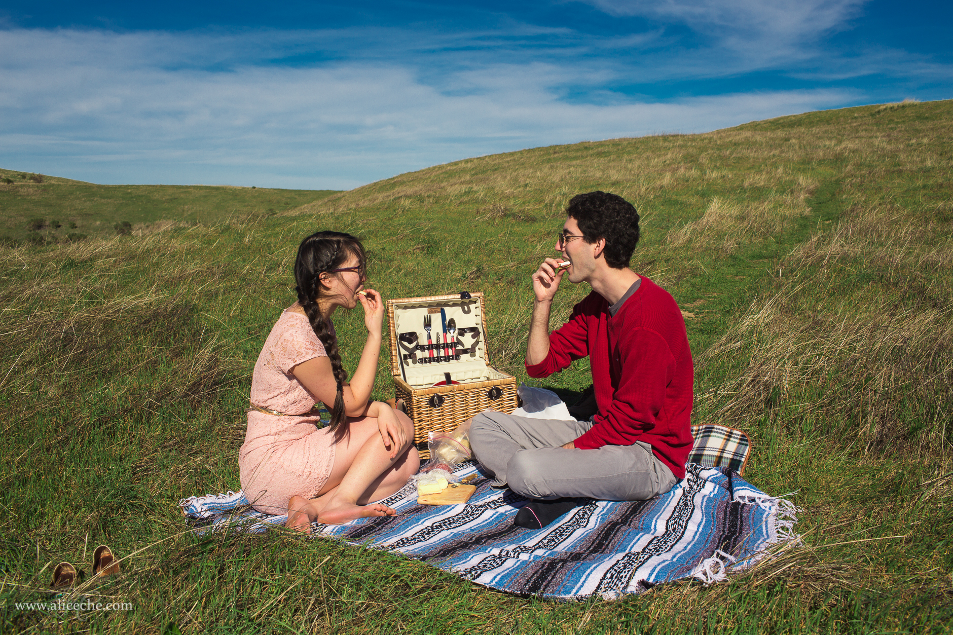 alice-che-photography-russian-ridge-picnic-bay-area-engagement-photographer-eating-cheese-and-crackers