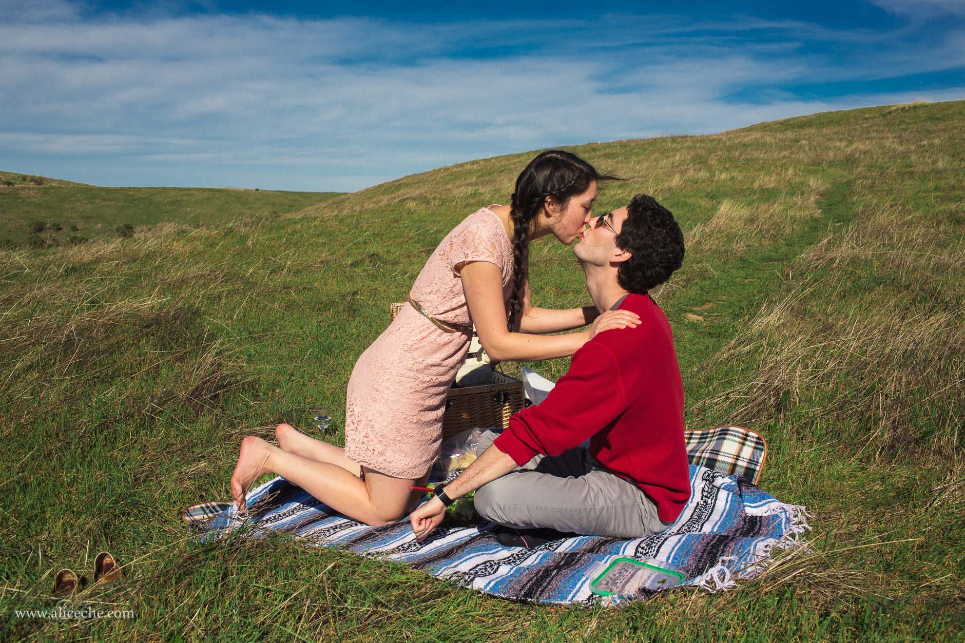 alice-che-photography-russian-ridge-picnic-bay-area-engagement-photographer-kissing