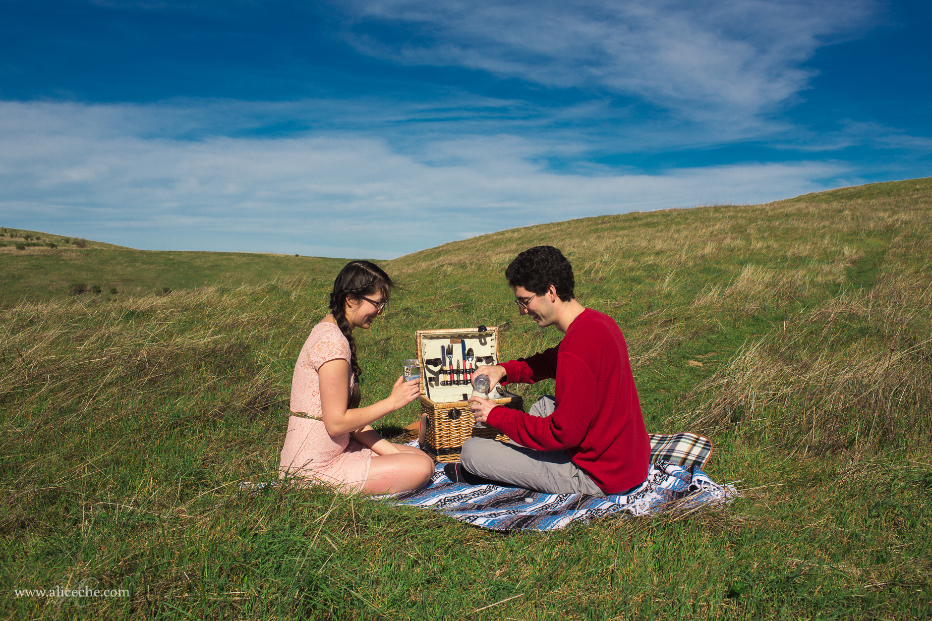 alice-che-photography-russian-ridge-picnic-bay-area-engagement-photographer-pouring-water