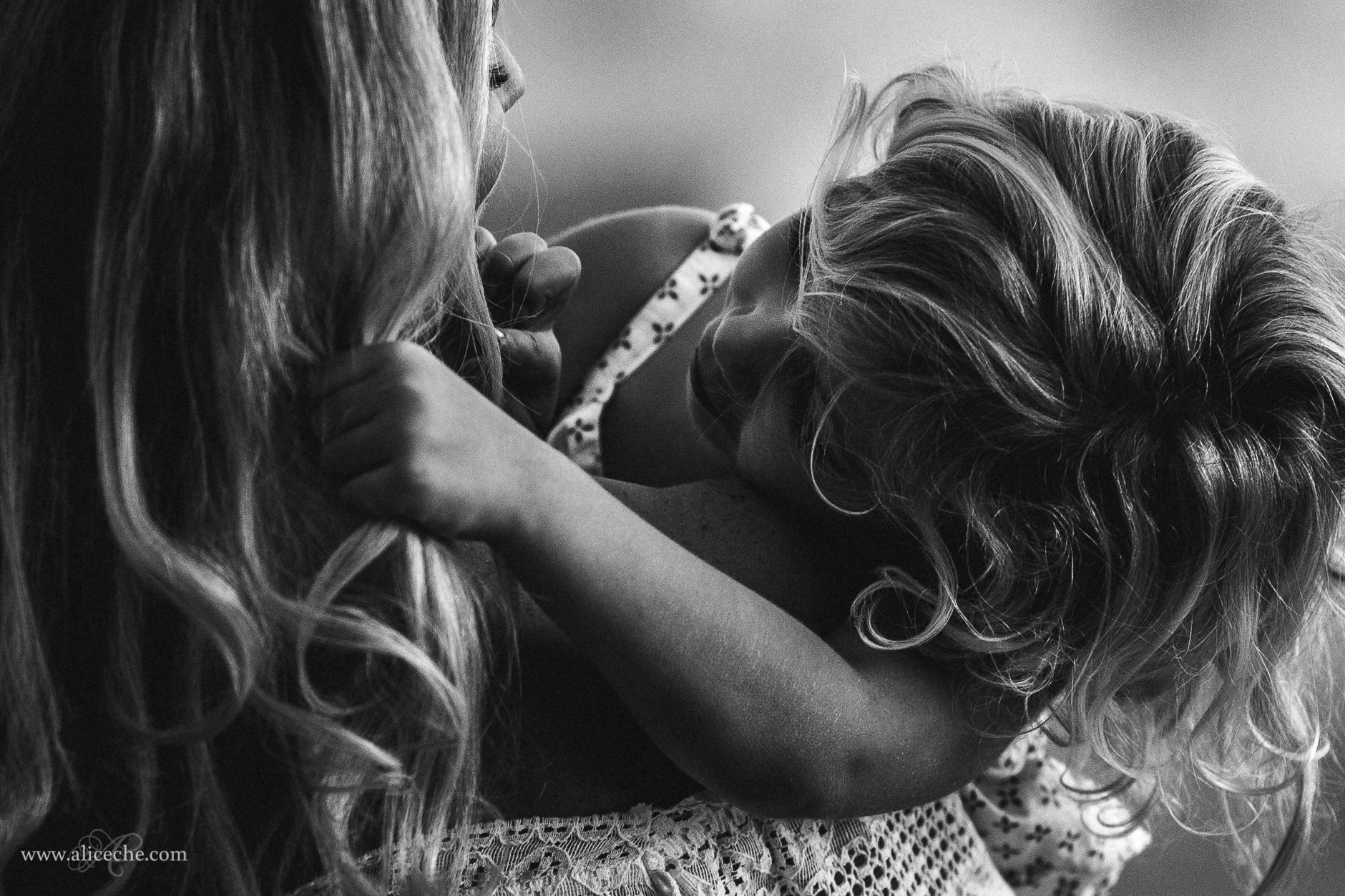 alice-che-photography-blair-thurston-retreat-malibu-family-session-girl-playing-with-moms-hair-intimate-close-portrait