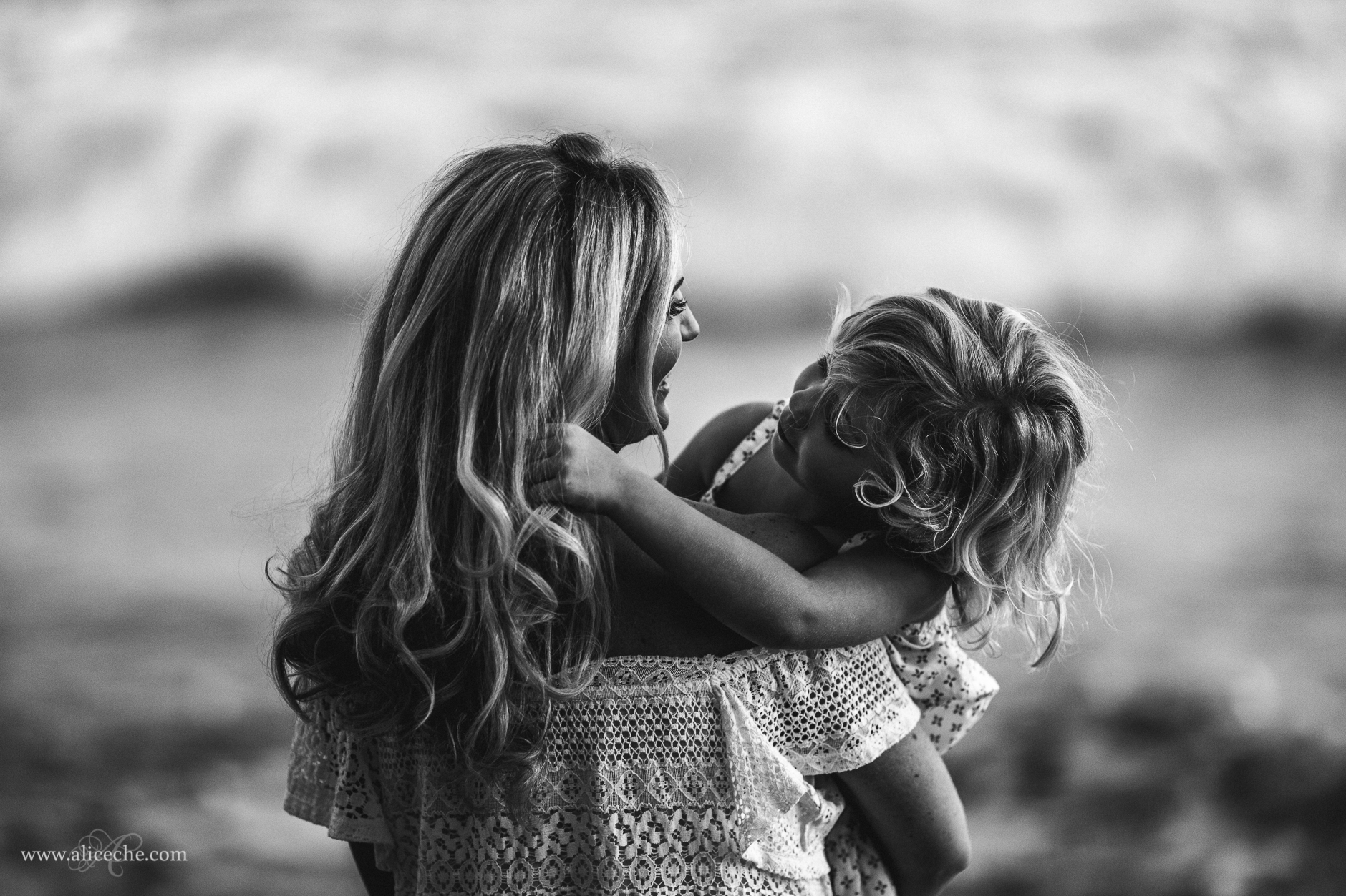 alice-che-photography-blair-thurston-retreat-malibu-family-session-girl-playing-with-moms-hair