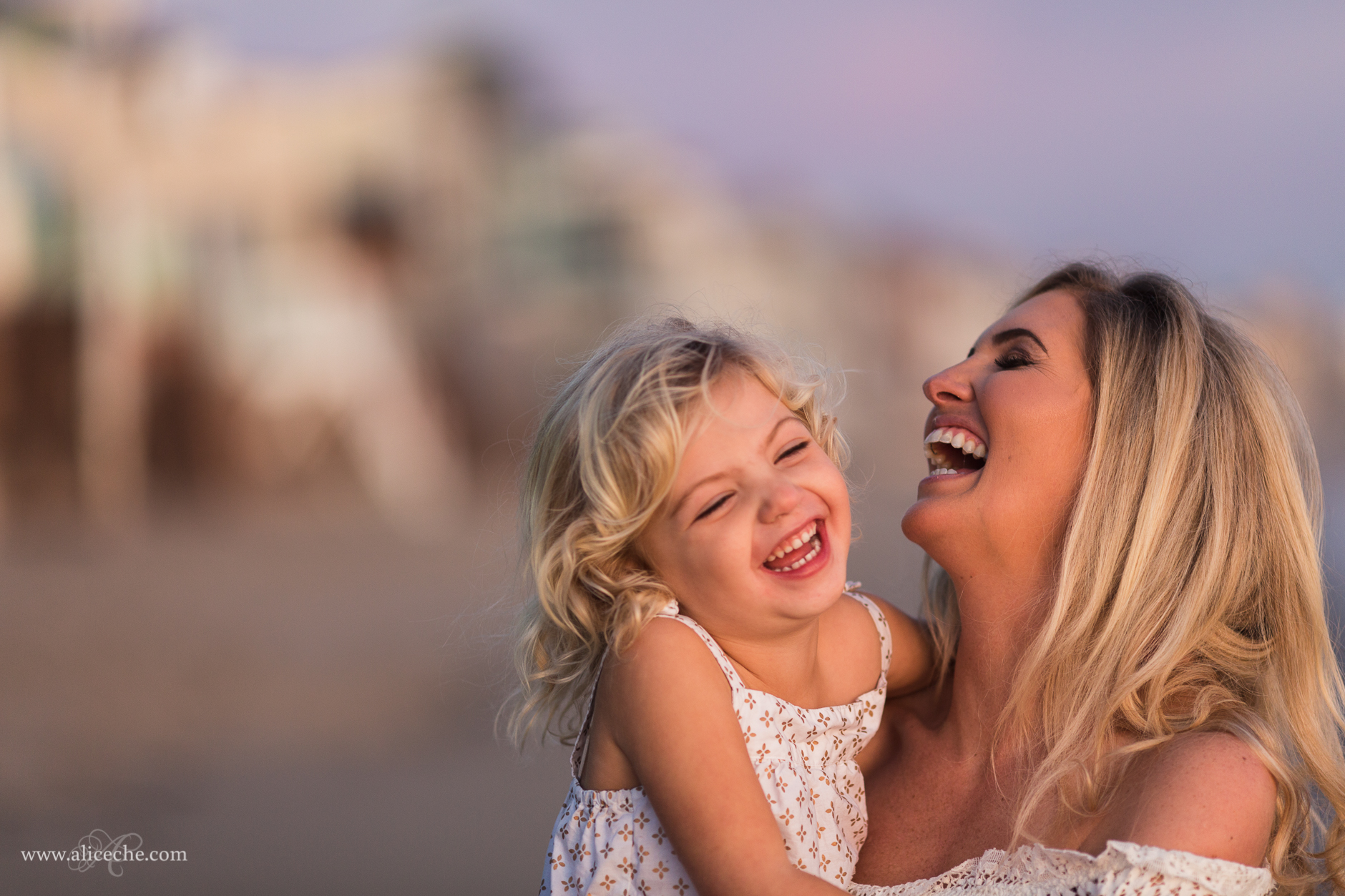 alice-che-photography-blair-thurston-retreat-malibu-family-session-laughing-mom-and-daughter-on-beach