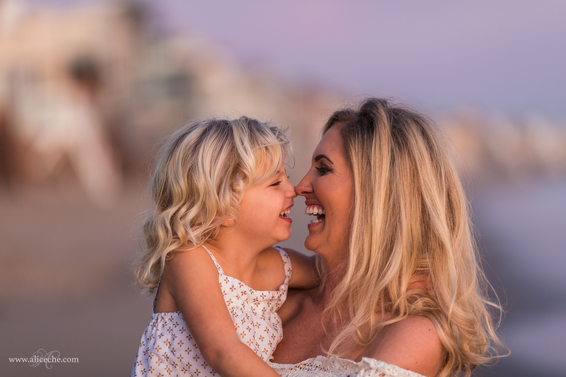 alice-che-photography-blair-thurston-retreat-malibu-family-session-matching-smiles-mom-and-daughter
