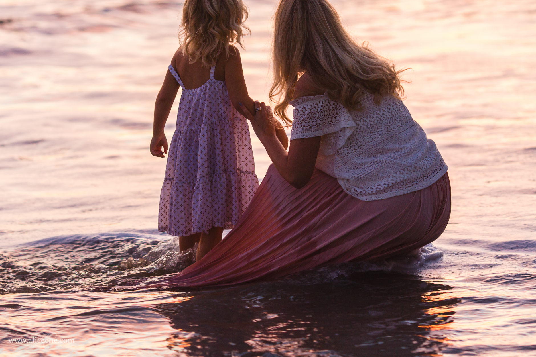 alice-che-photography-blair-thurston-retreat-malibu-family-session-mom-and-daughter-in-the-water
