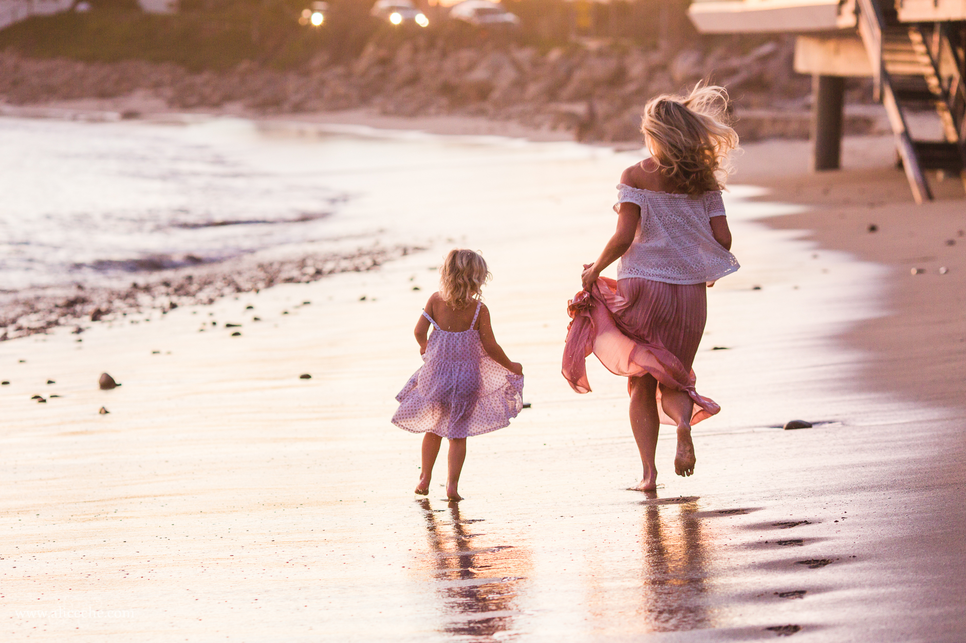alice-che-photography-blair-thurston-retreat-malibu-family-session-mom-and-daughter-running-on-beach-at-sunset