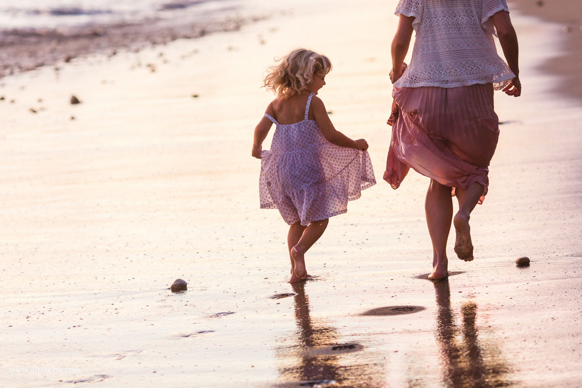 alice-che-photography-blair-thurston-retreat-malibu-family-session-mom-and-daughter-running-on-beach