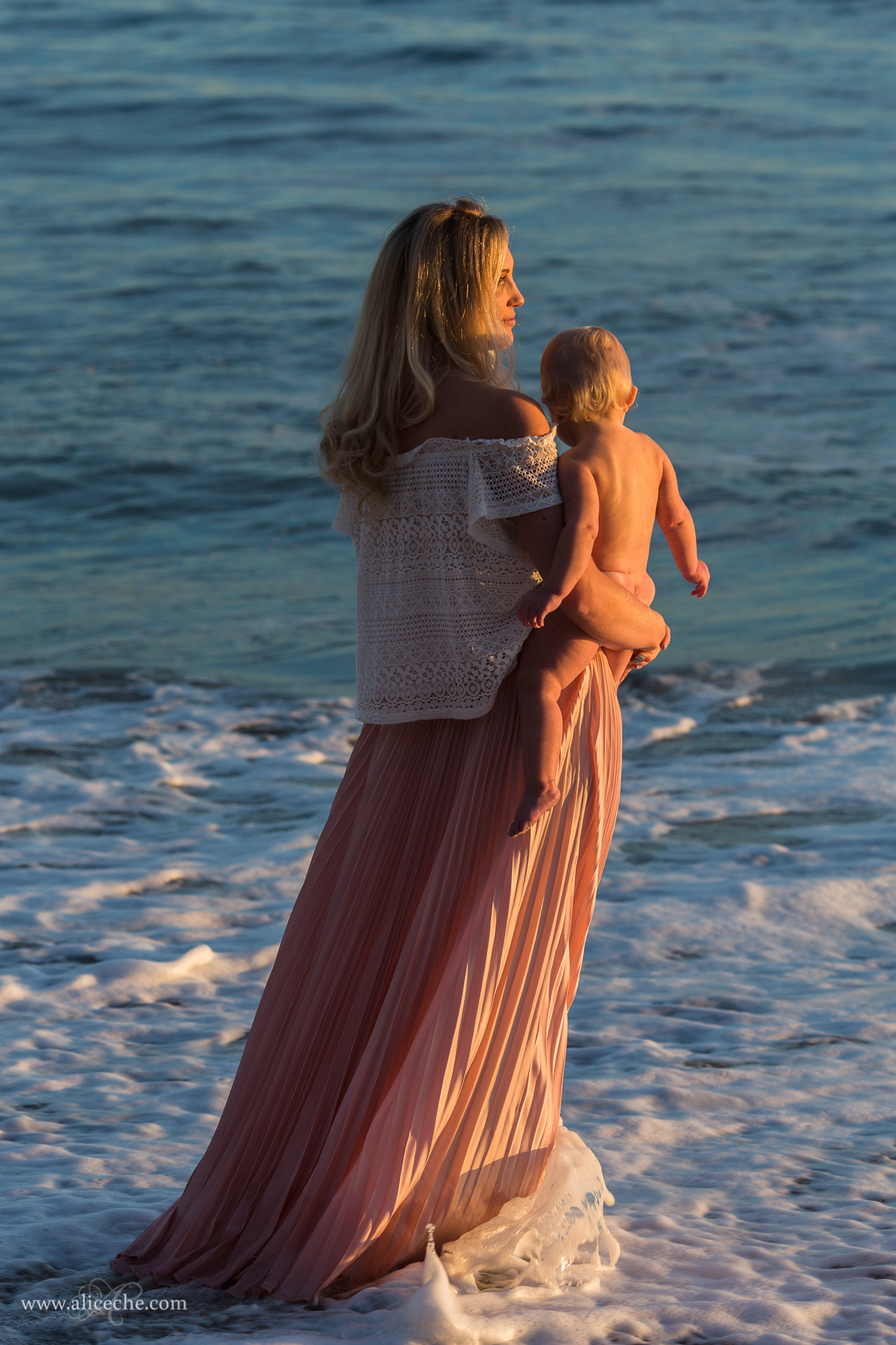 alice-che-photography-blair-thurston-retreat-malibu-family-session-mom-holding-baby-in-ocean