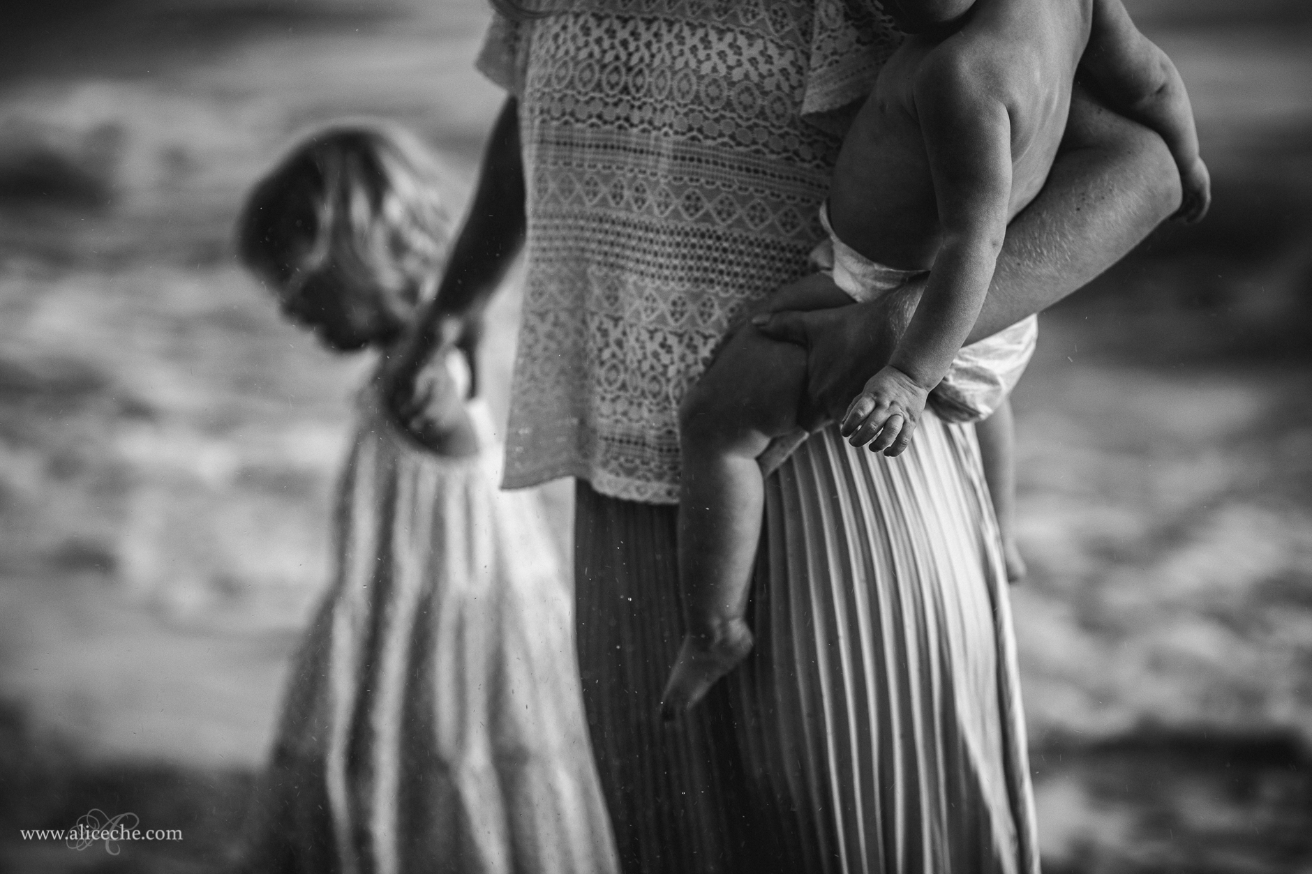 alice-che-photography-blair-thurston-retreat-malibu-family-session-mom-walking-with-baby-and-daughter