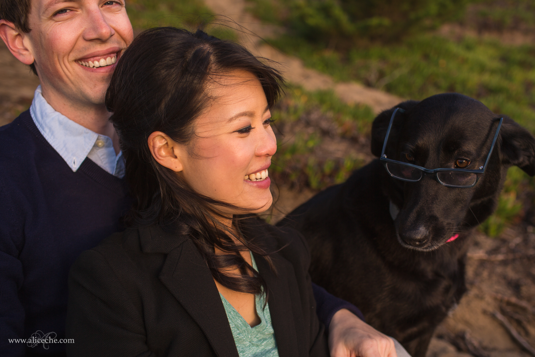 alice-che-photography-couple-on-beach-with-dog-wearing-glasses-san-francisco-engagement