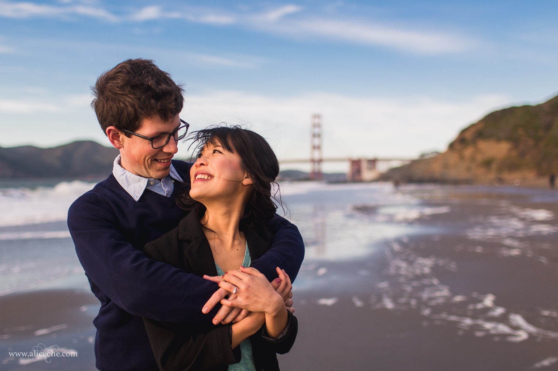 alice-che-photography-couple-on-beach-with-golden-gate-in-background-san-francisco baker beach engagement