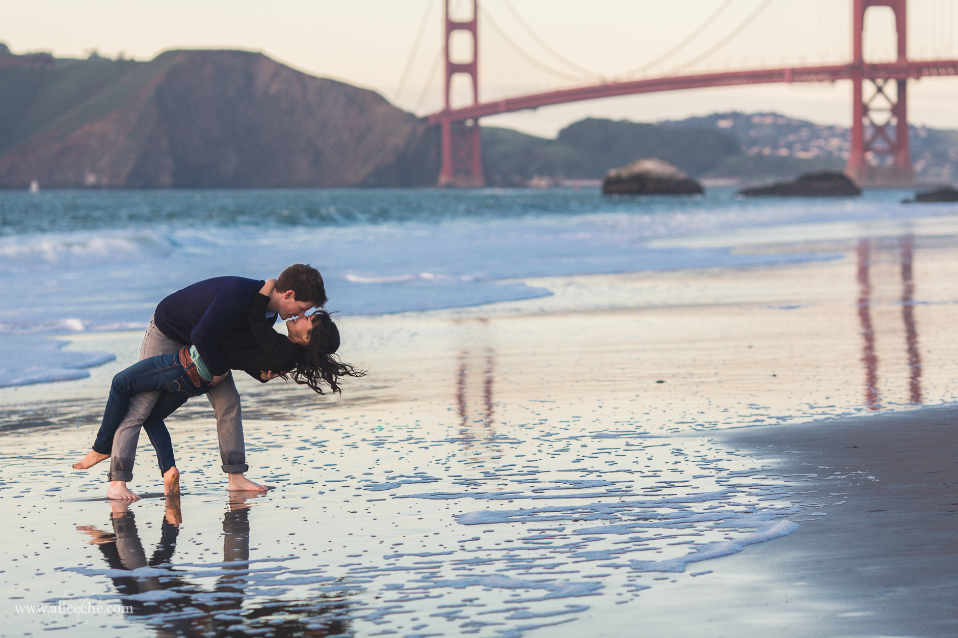 alice-che-photography-man-dipping-woman-on-beach-couple-san-francisco-engagement