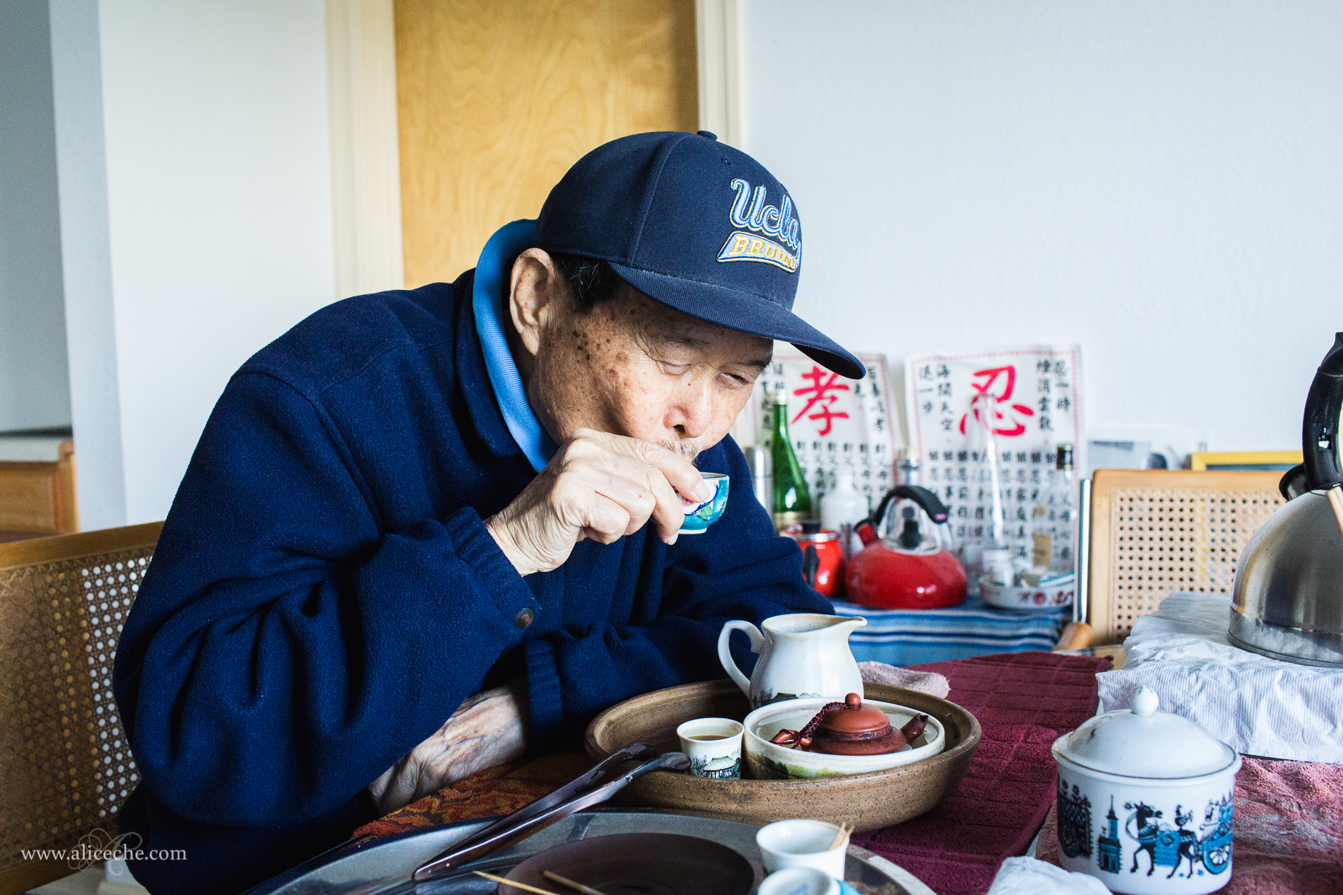 alice-che-photography-making-tea-with-grandpa-slurping-tea