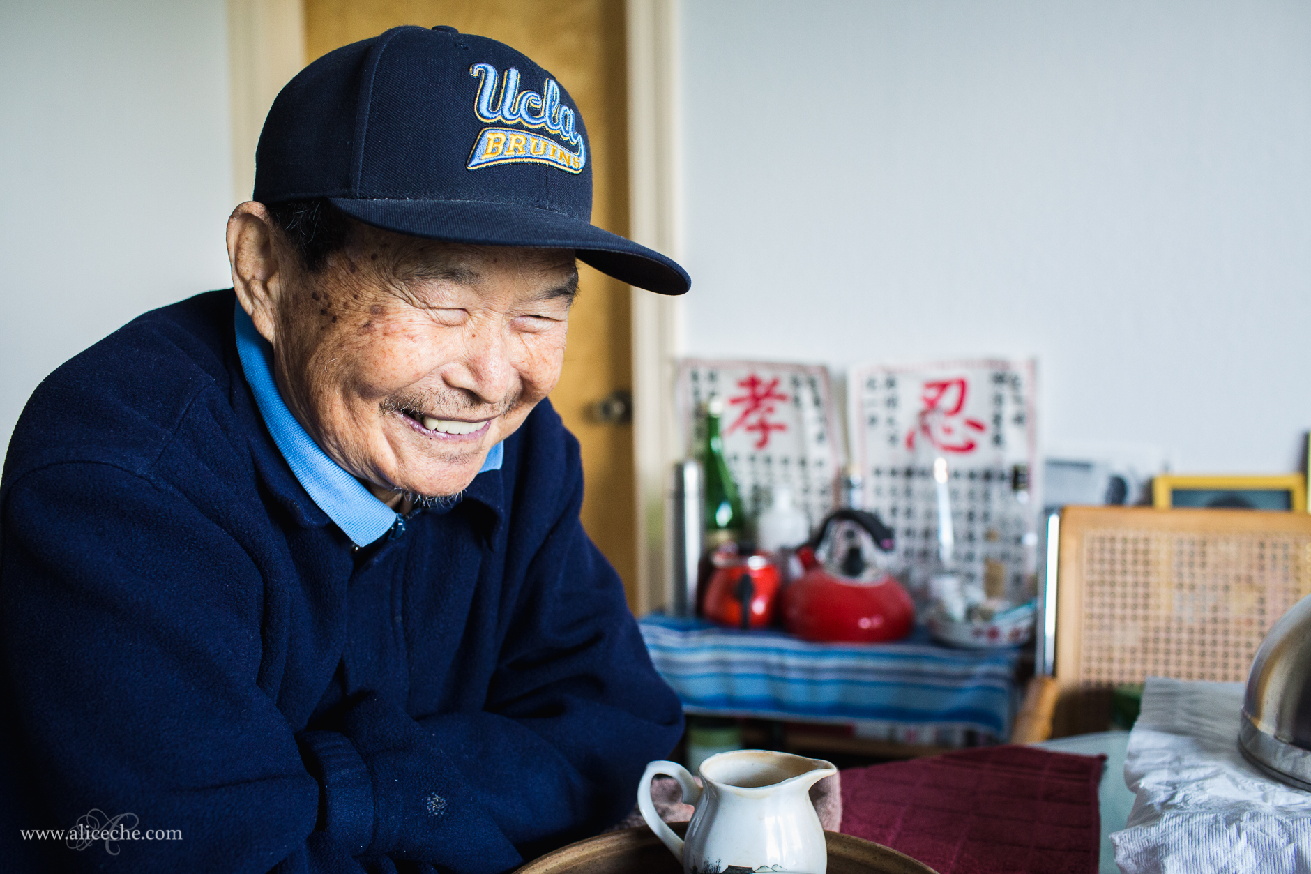 alice-che-photography-making-tea-with-grandpa-smiling