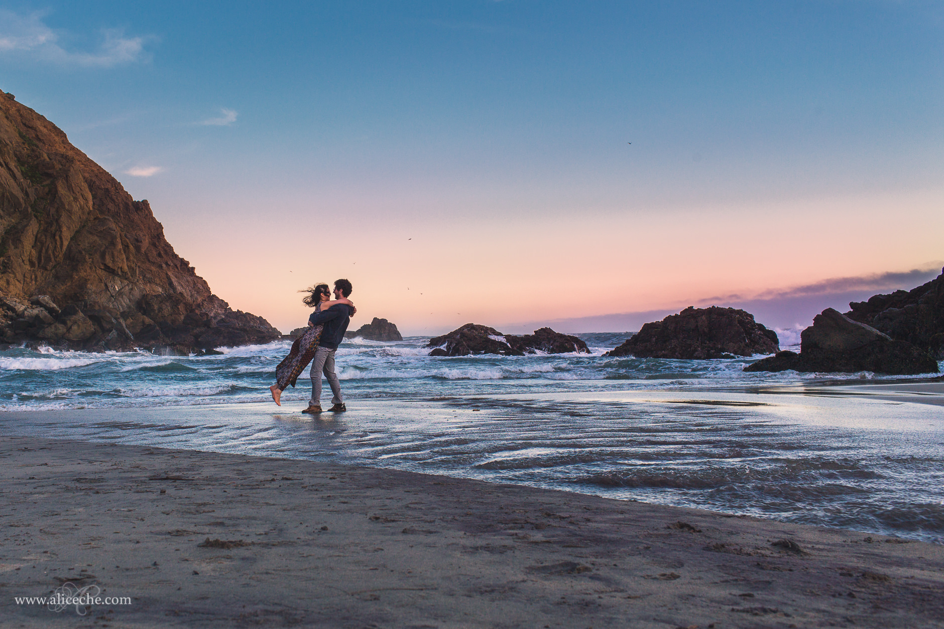 alice-che-photography-big-sur-pfieffer-beach-couple-at-sunset