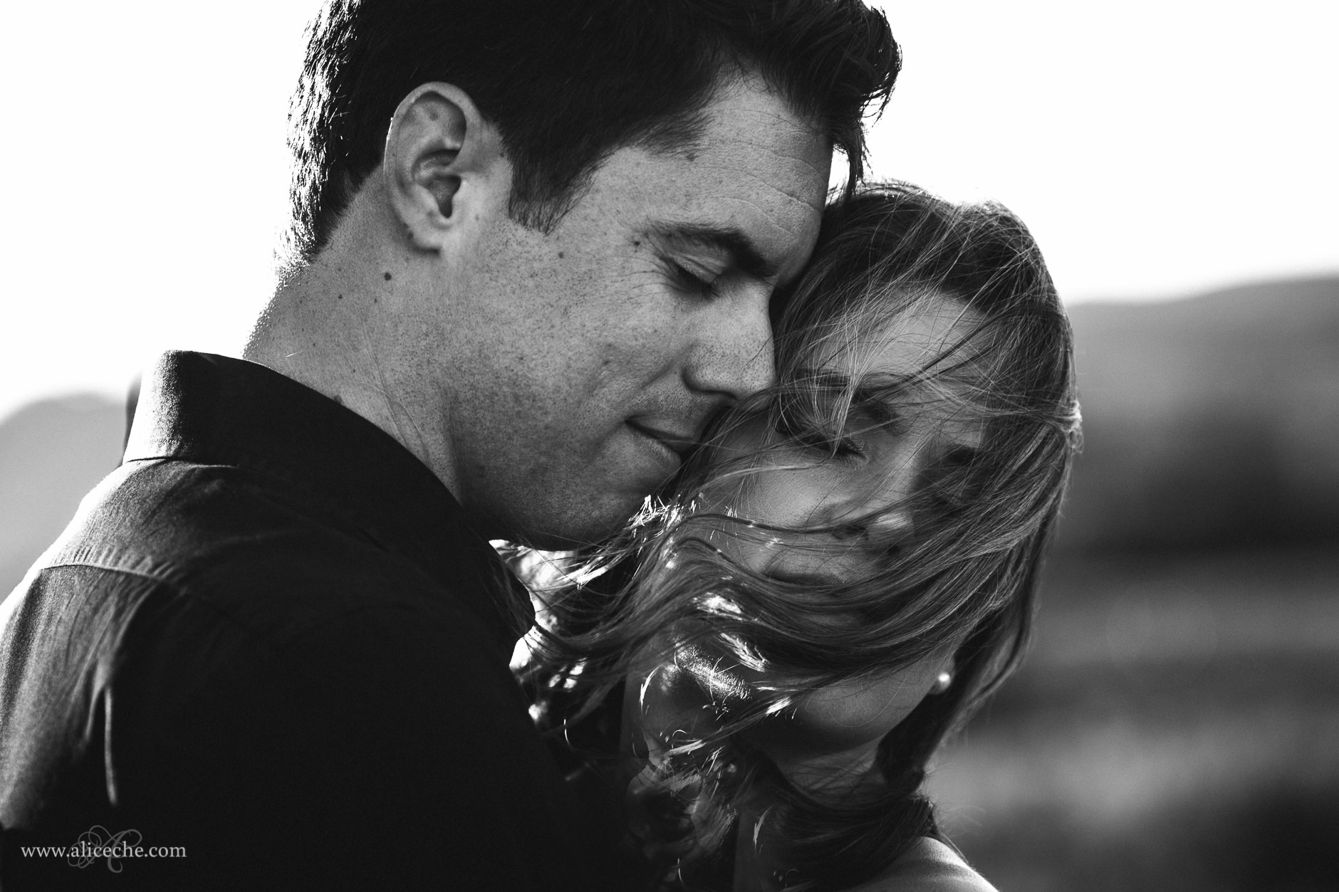 alice-che-photography-destination-wedding-photographer-black-and-white-couple-wind-in-hair