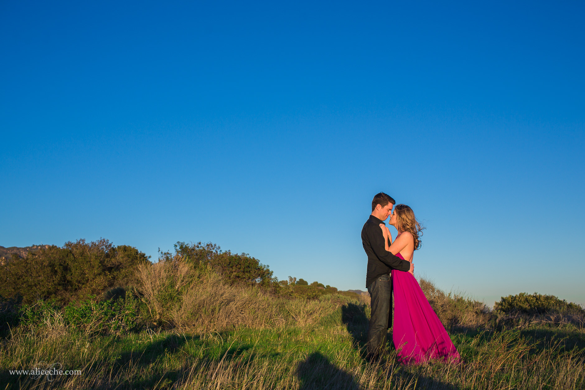 alice-che-photography-destination-wedding-photographer-blue-skies-direct-light-couple-in-love