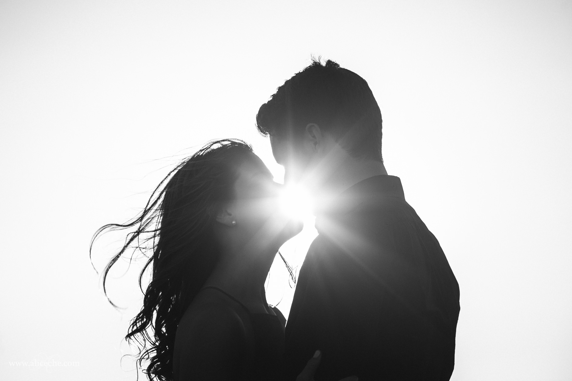 alice-che-photography-destination-wedding-photographer-fine-art-sunburst-black-and-white-couple