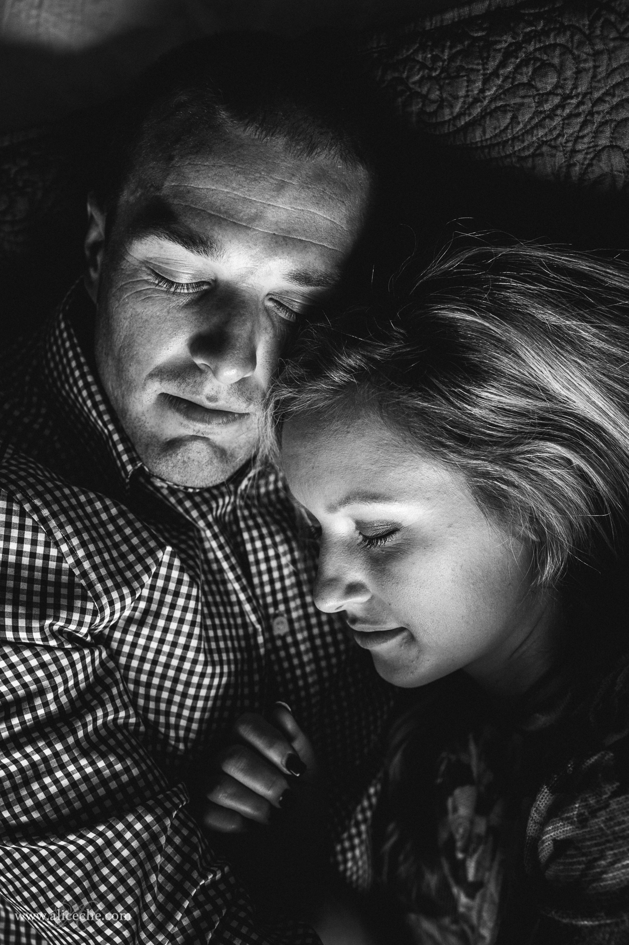 intimate-in-home-engagement-session-bay-area-photography-alice-che-cuddling in bed
