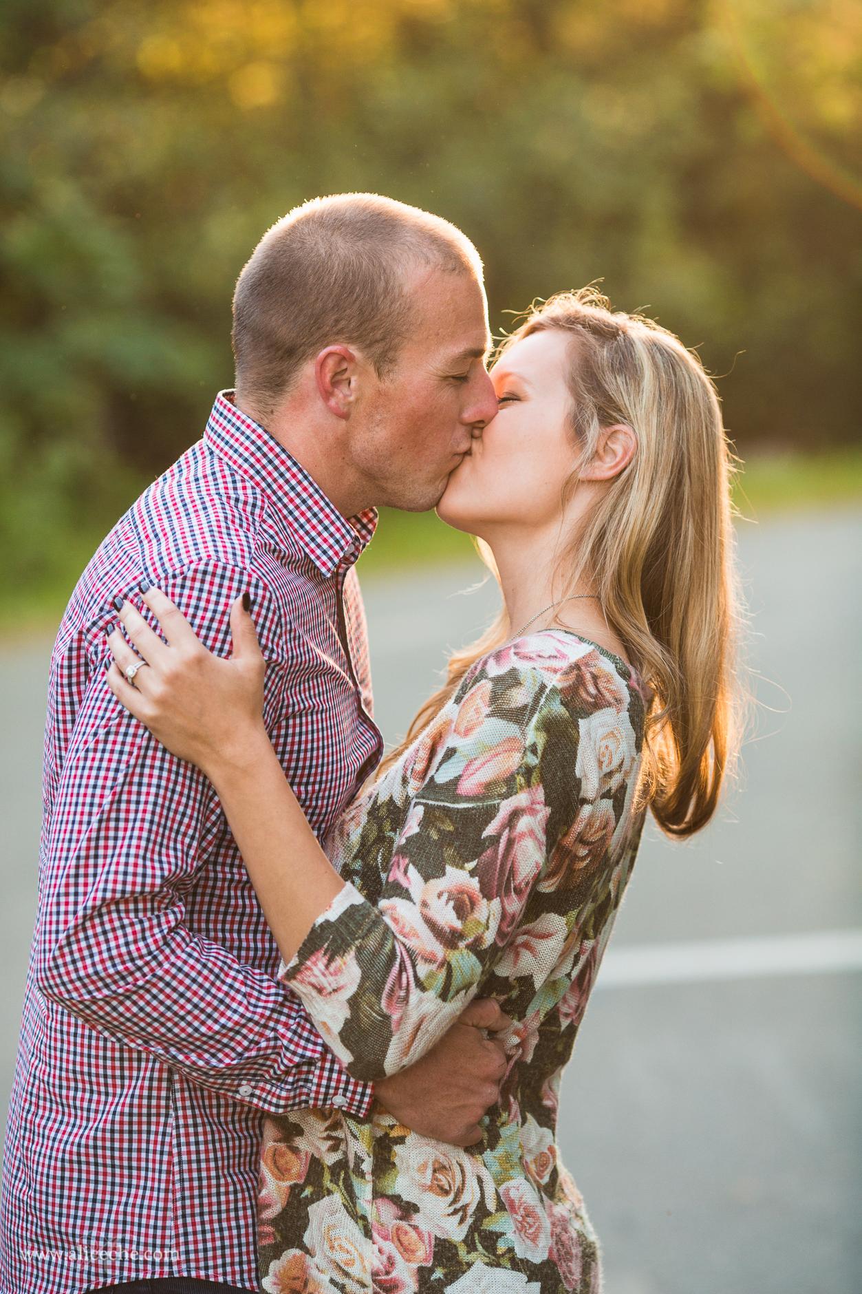 intimate-in-home-engagement-session-bay-area-photography-alice-che-kissing