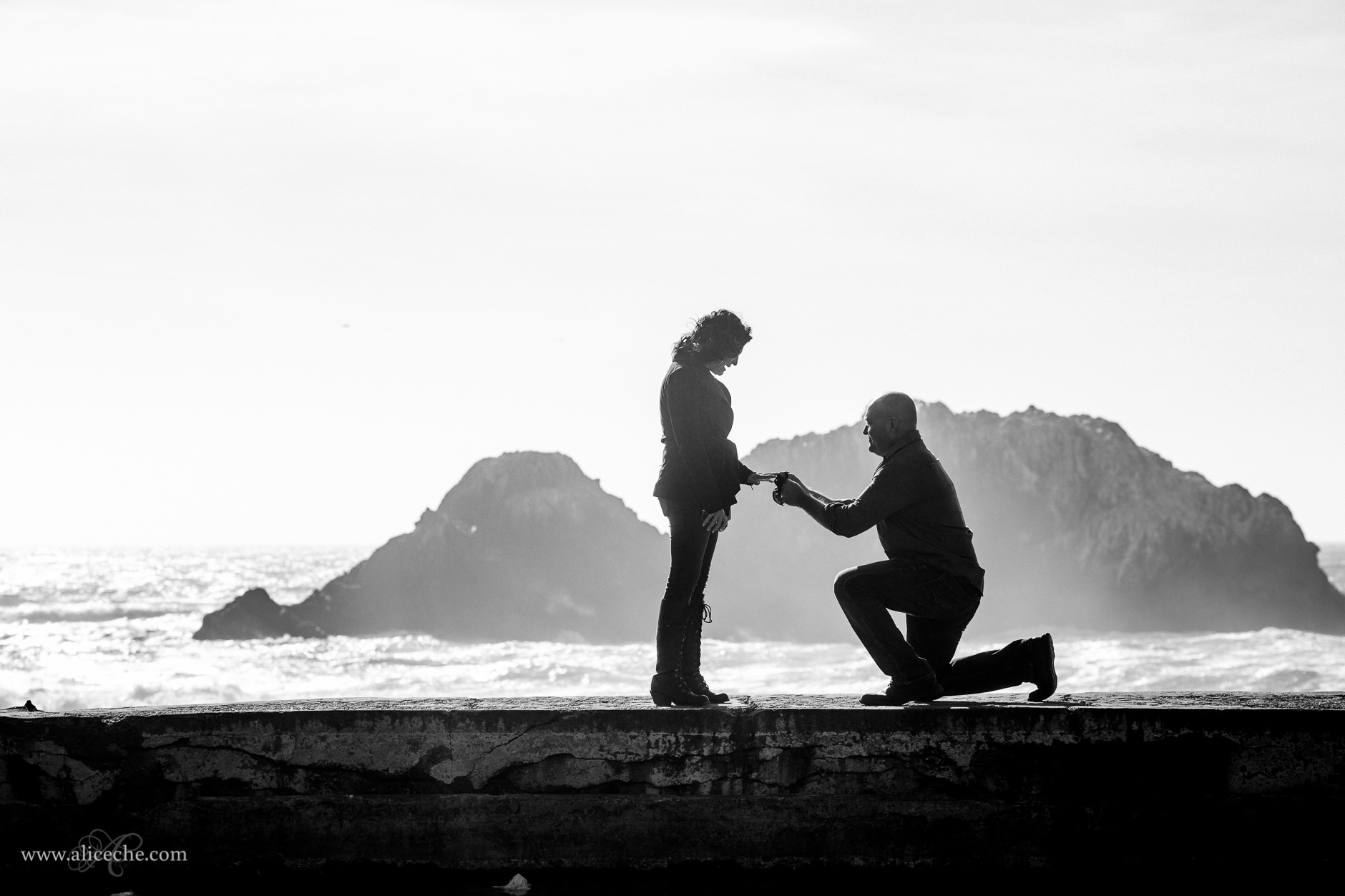 sutro-baths-proposal-black-and-white-alice-che-photography-san-francisco-engagement