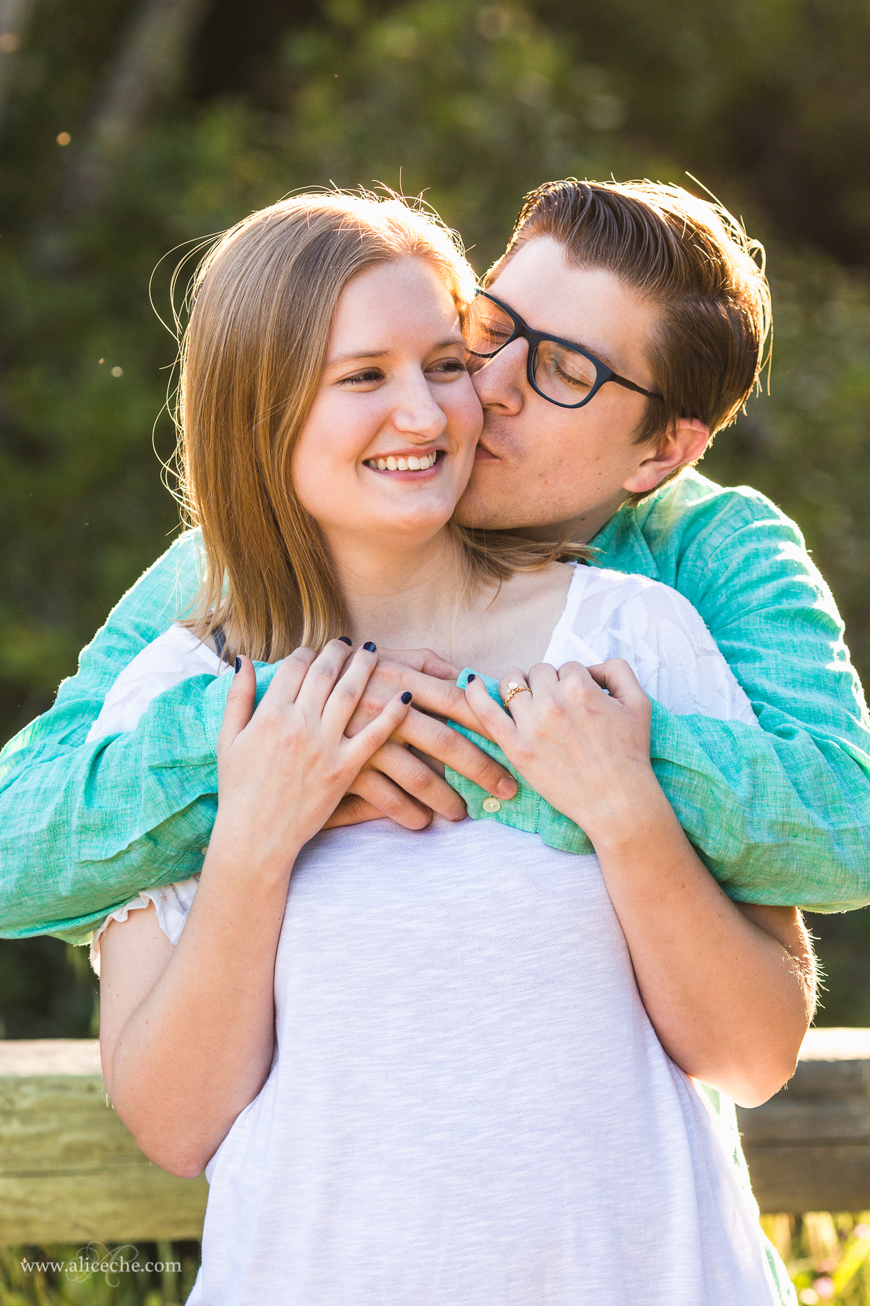 alice-che-photography-adorable-windy-hill-session-guy-kissing-fiance