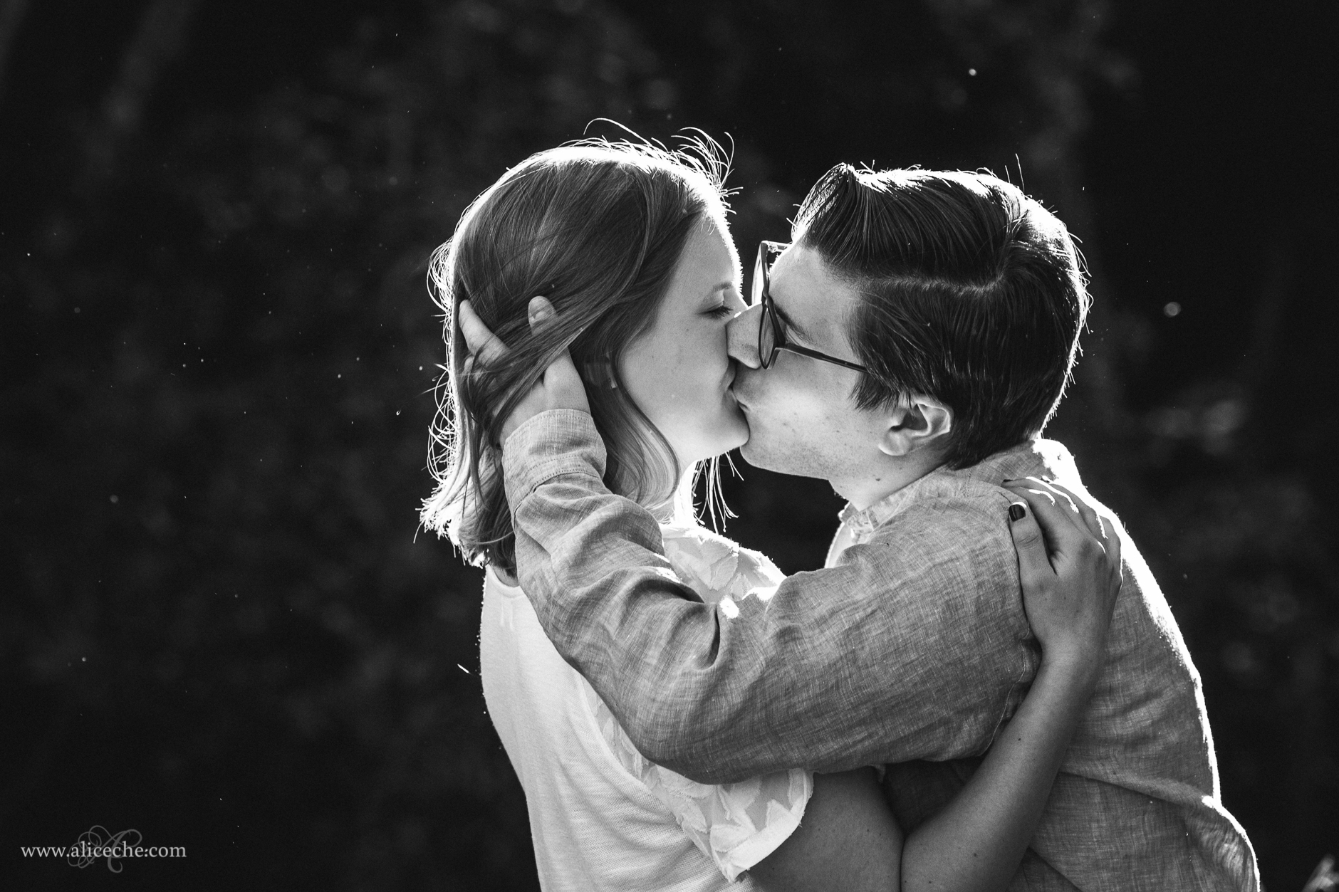 black-and-white-kissing-couple-backlit
