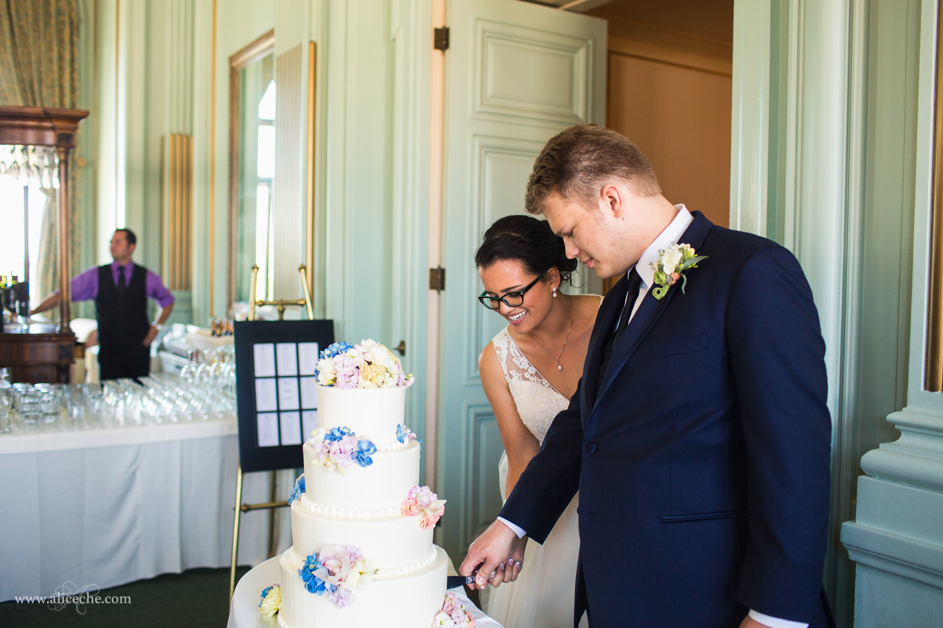 bellevue-club-oakland-wedding-photographer-cutting-the-cake