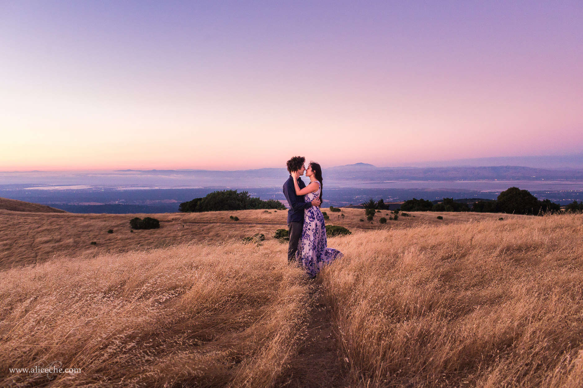 russian-ridge-couples-session-couple-at-dusk