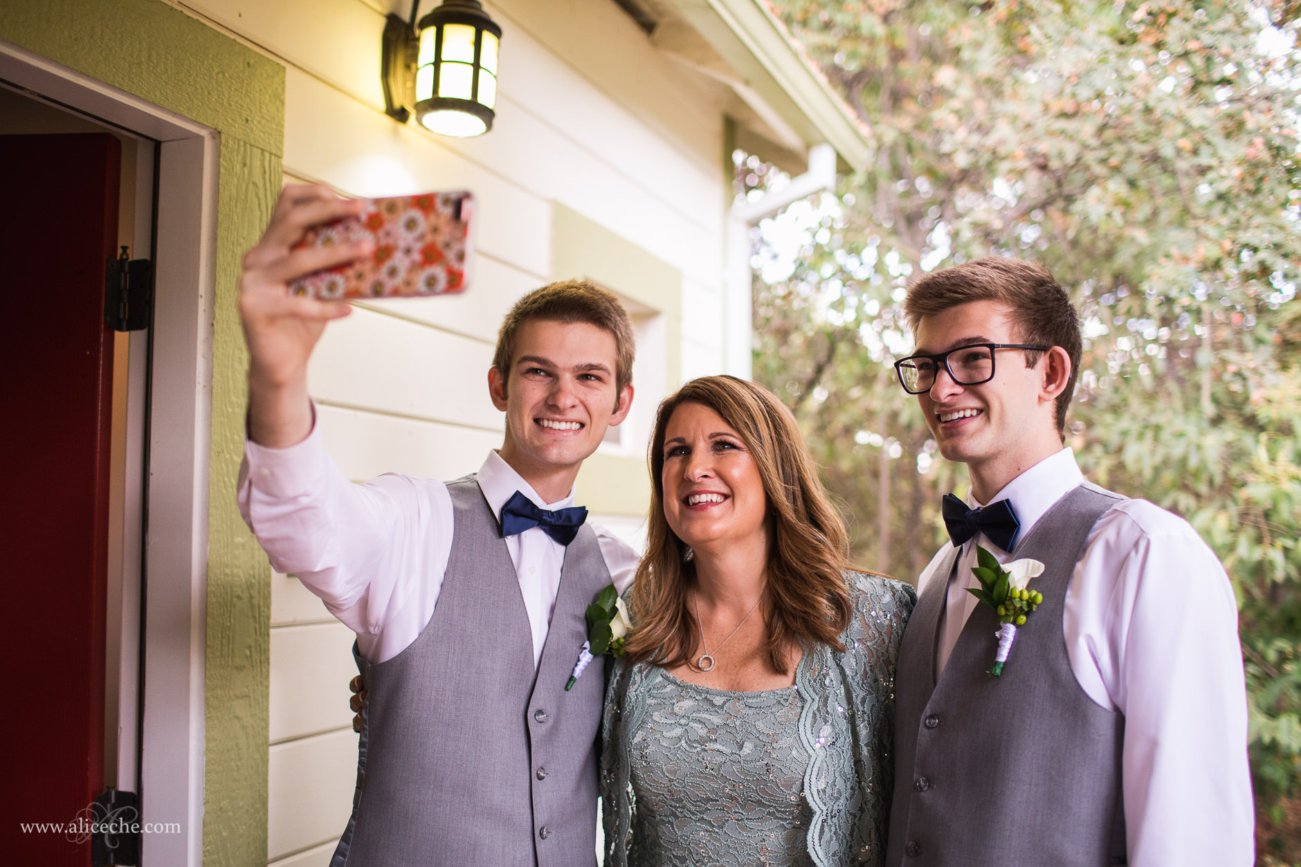 Loomis Flower Farm Wedding Mother of Bride and Brothers taking Selfie