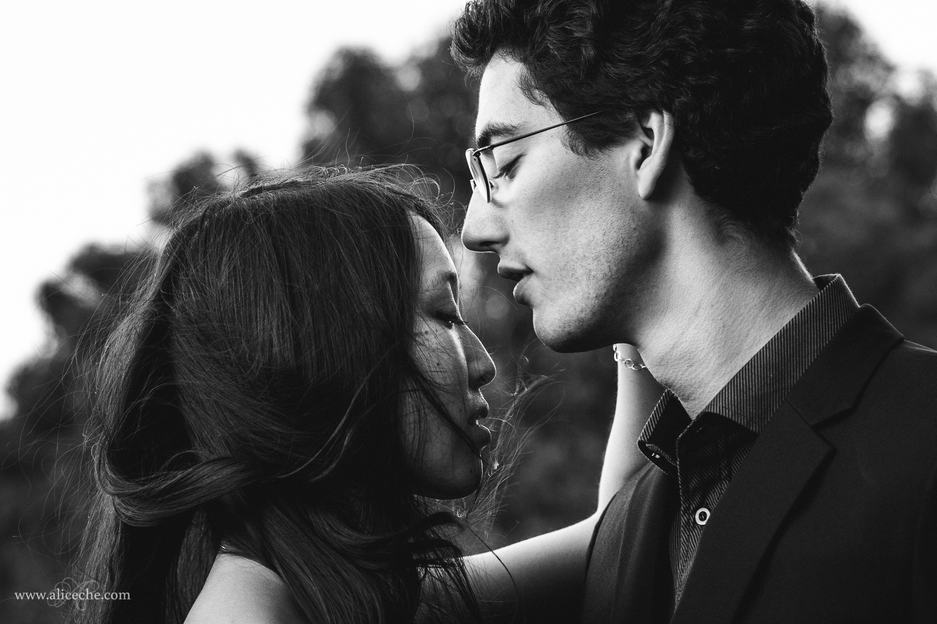 alice-che-photography-self-portrait-emotional-couple-black-and-white-wind