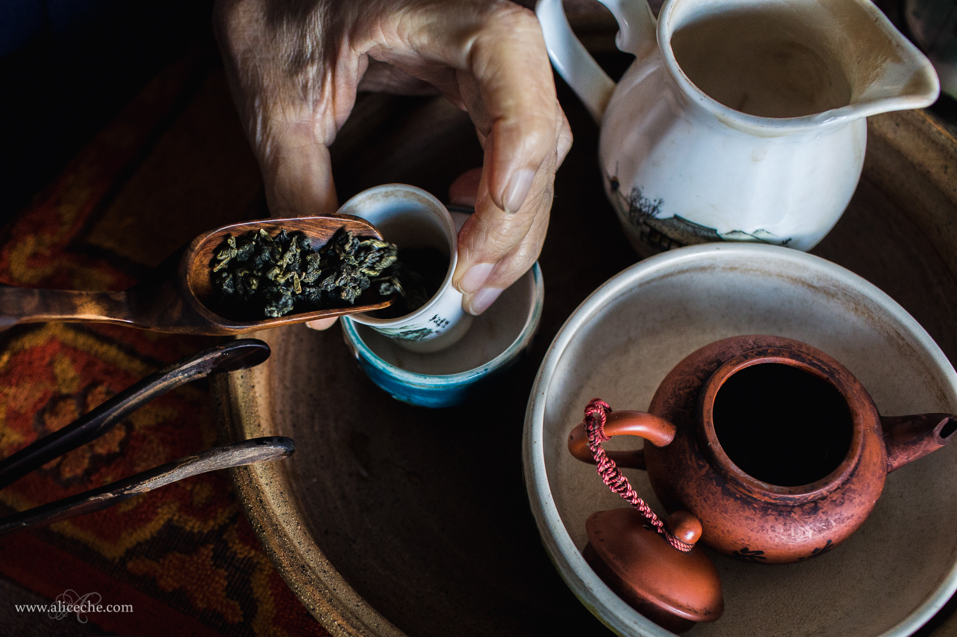 alice-che-photography-making-tea-with-grandpa-pouring-tea-leaves